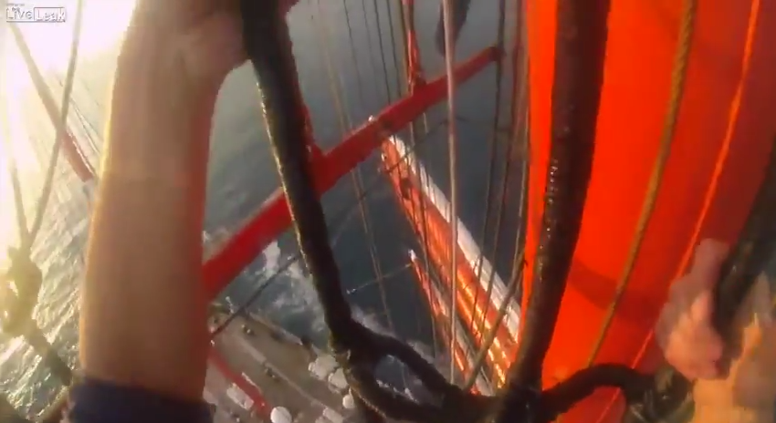 Matrosen Roman Saitov klättrar upp för masten utan säkerhetslina. 